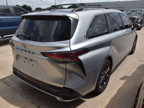 Used 2023 Toyota Sienna XSE w/ XSE Plus Package FWD image 5