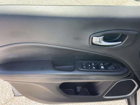 Used 2018 Jeep Compass Latitude FWD image 16