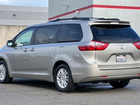 Used 2017 Toyota Sienna XLE Premium image 7