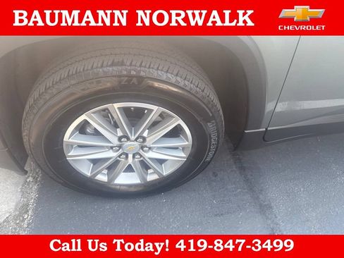 Used 2023 Chevrolet Traverse LT FWD image 9