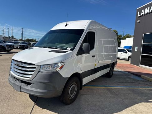 Used 2020 Freightliner Sprinter 2500 RWD image 4
