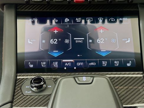 Used 2025 Lamborghini Urus SE AWD/4WD image 28