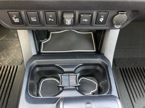 Used 2020 Toyota Tacoma TRD Sport w/ Technology Package image 24