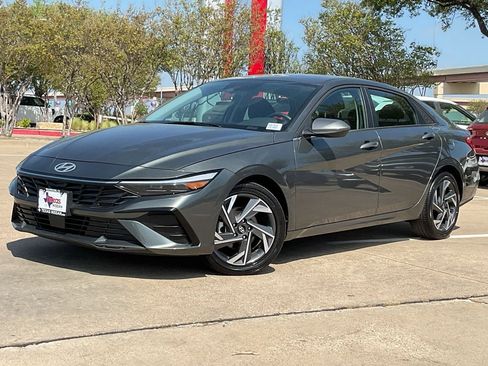Used 2025 Hyundai Elantra SEL image 2