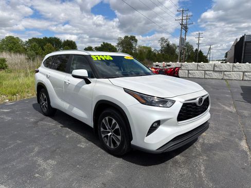 Used 2024 Toyota Highlander XLE AWD/4WD image 8