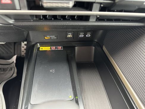 Used 2025 Toyota Camry SE w/ Convenience Package image 18