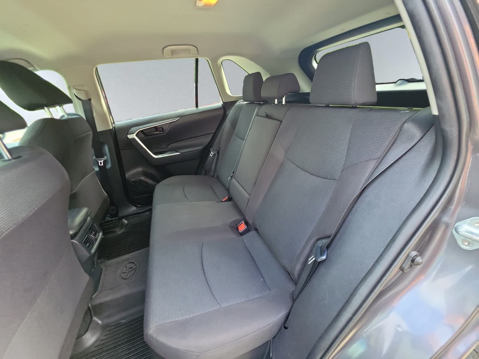 Used 2021 Toyota RAV4 LE AWD/4WD image 18