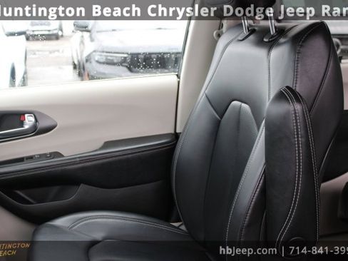Used 2023 Chrysler Pacifica Touring-L image 27