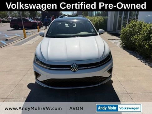 Used 2025 Volkswagen Jetta SE w/ Sunroof Package FWD image 2