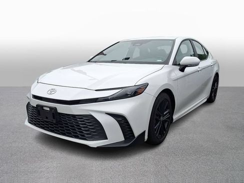 Used 2025 Toyota Camry SE FWD image 1