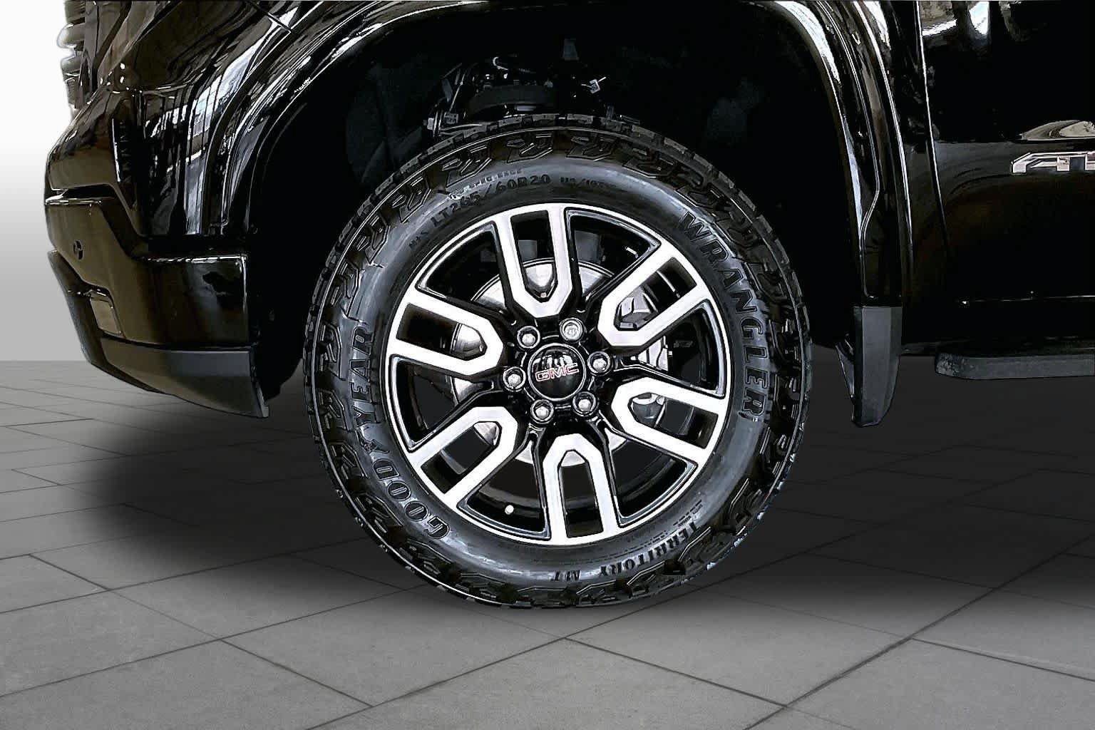 Used 2025 GMC Sierra 1500 AT4 w/ AT4 Premium Package AWD/4WD image 10