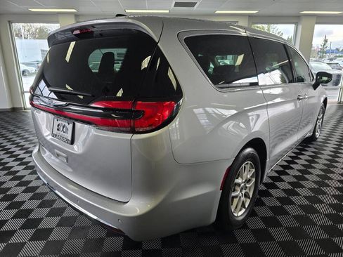 Used 2024 Chrysler Pacifica Touring-L image 4