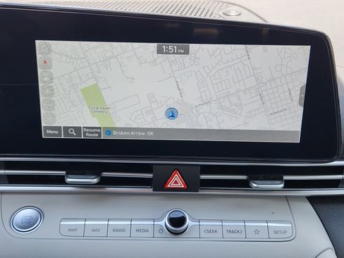 Certified 2025 Hyundai Elantra Limited FWD image 13