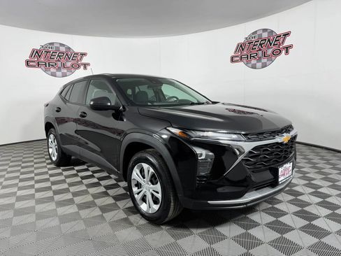 Used 2024 Chevrolet Trax LS w/ Driver Confidence Package image 9