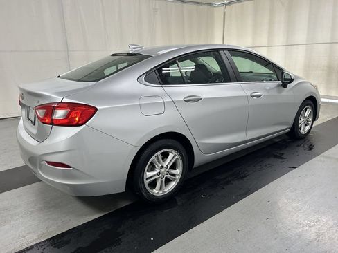 Used 2017 Chevrolet Cruze LT FWD image 2