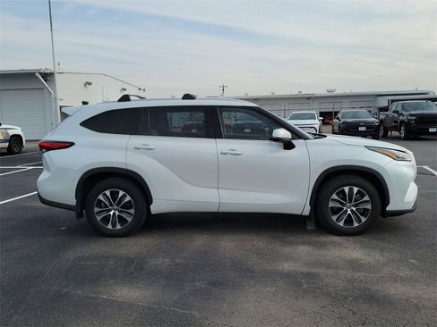 Used 2022 Toyota Highlander XLE image 18
