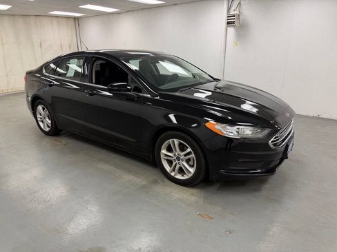 Used 2018 Ford Fusion SE w/ Fusion SE Technology Package FWD image 6