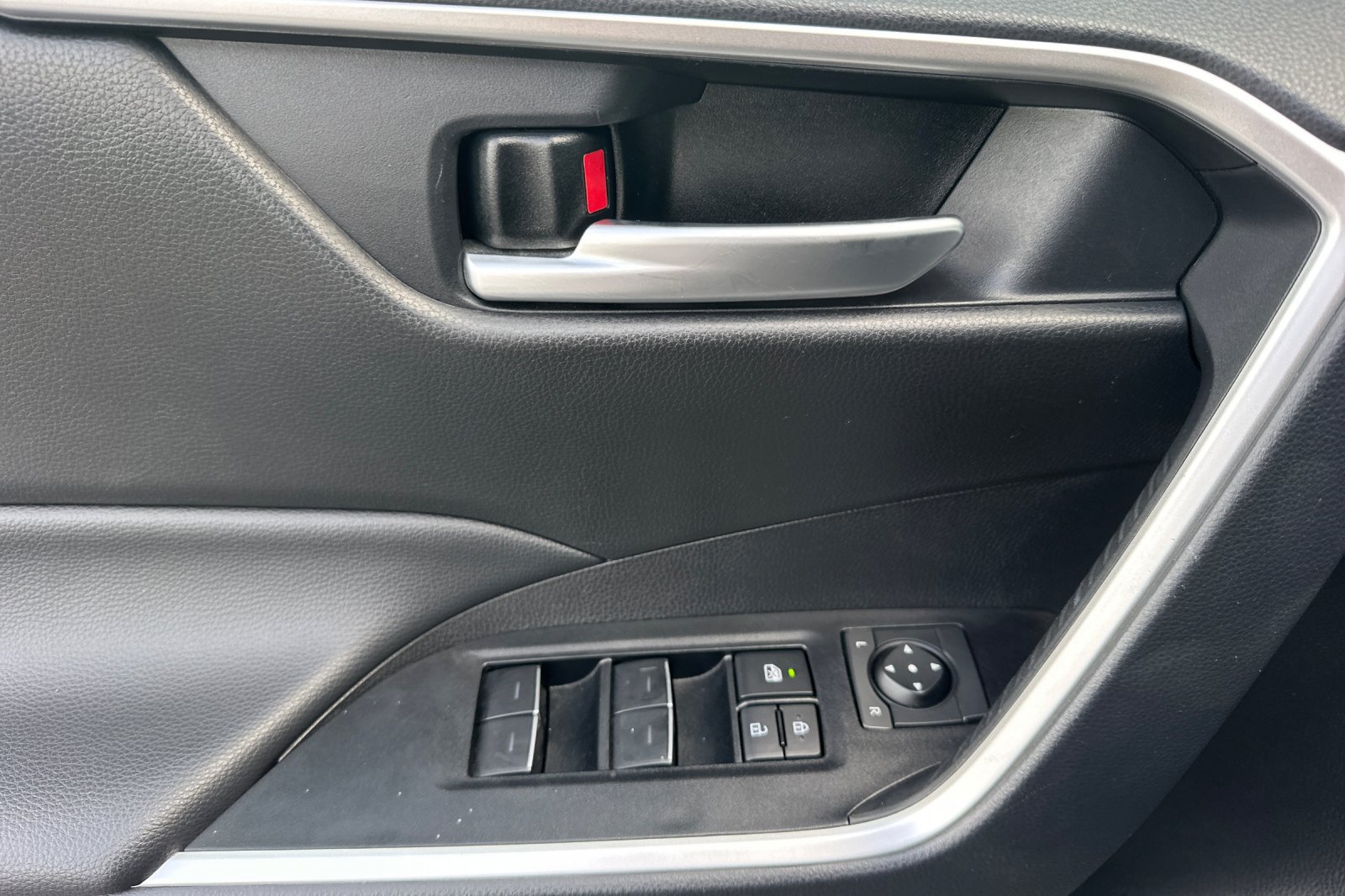 Used 2025 Toyota RAV4 XLE FWD image 13