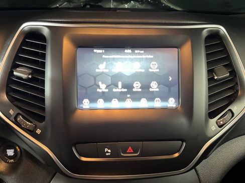Used 2019 Jeep Cherokee Latitude Plus w/ Cold Weather Group AWD/4WD image 12