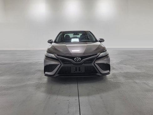 Used 2023 Toyota Camry SE image 3