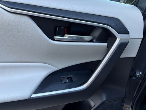 Used 2022 Toyota RAV4 XLE Premium image 27