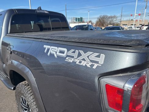 Used 2022 Toyota Tacoma TRD Sport image 11