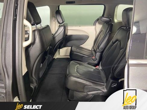 Used 2023 Chrysler Pacifica Touring-L FWD image 21