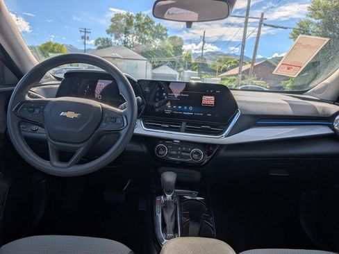 Used 2025 Chevrolet Trax LT FWD image 9