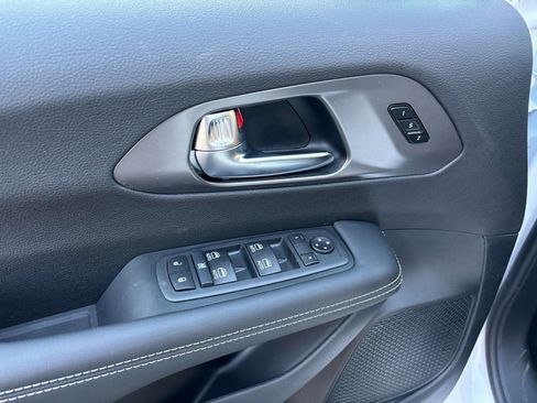 New 2026 Chrysler Pacifica Select image 9