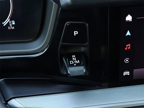 Used 2025 Porsche Cayenne w/ Premium Package image 23