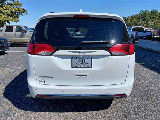 Used 2017 Chrysler Pacifica Touring-L w/ Tire & Wheel Group FWD image 4