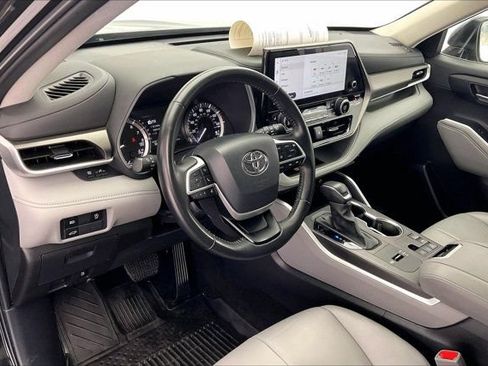 Used 2024 Toyota Highlander XLE FWD image 14