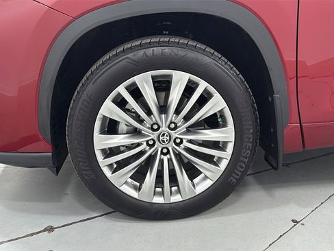 Certified 2025 Toyota Highlander Platinum image 25