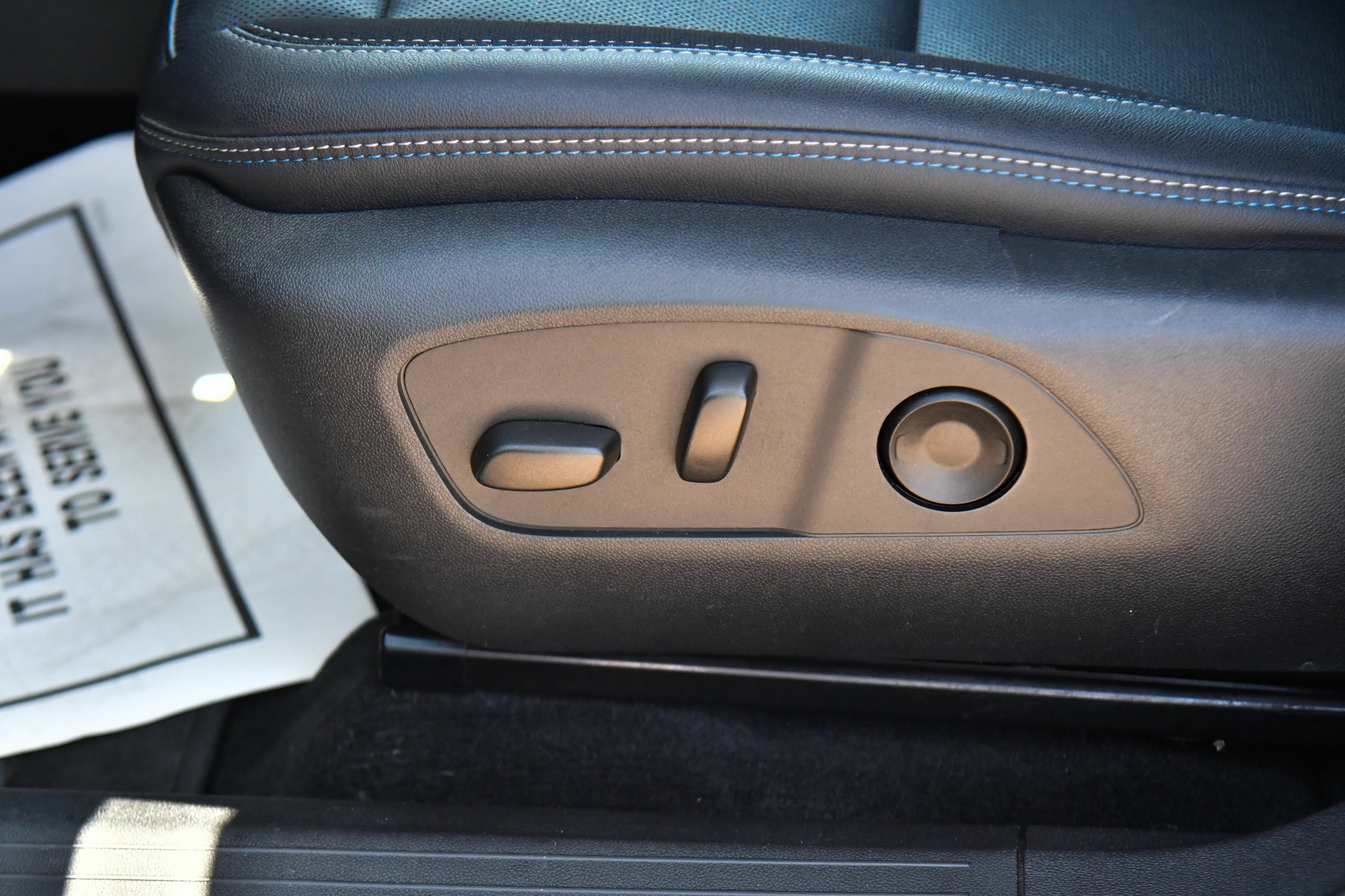 Used 2025 Chevrolet Equinox EV LT FWD image 16