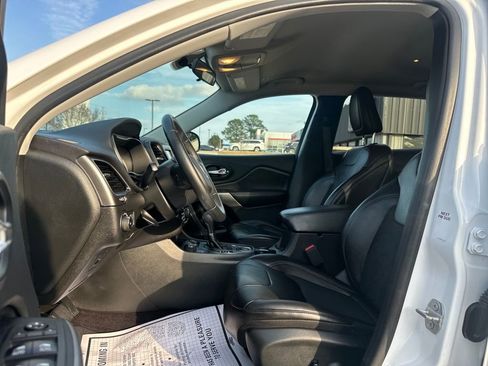 Used 2019 Jeep Cherokee Latitude Plus image 10