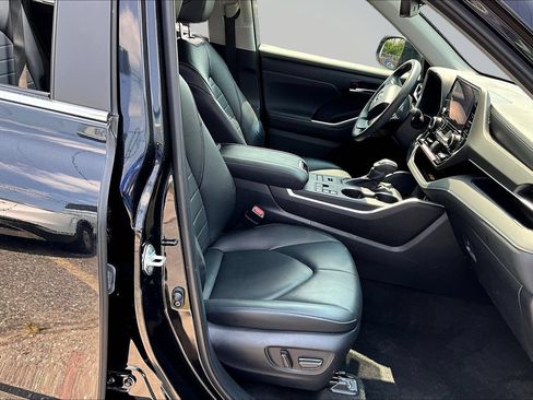 Used 2024 Toyota Highlander XLE AWD/4WD image 27