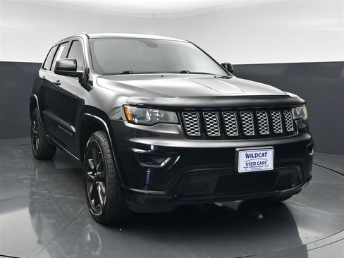 Used 2017 Jeep Grand Cherokee Altitude AWD/4WD image 1