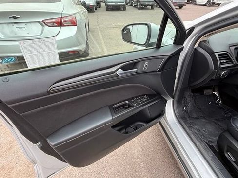Used 2018 Ford Fusion SE w/ Equipment Group 201A FWD image 13
