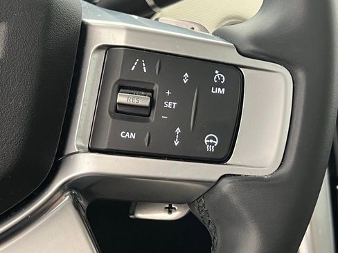 Used 2025 Land Rover Discovery Dynamic SE image 19