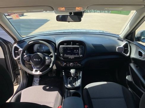 Used 2025 Kia Soul LX w/ LX Technology Package FWD image 9