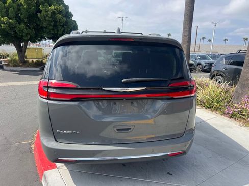 Used 2022 Chrysler Pacifica Touring-L FWD image 4