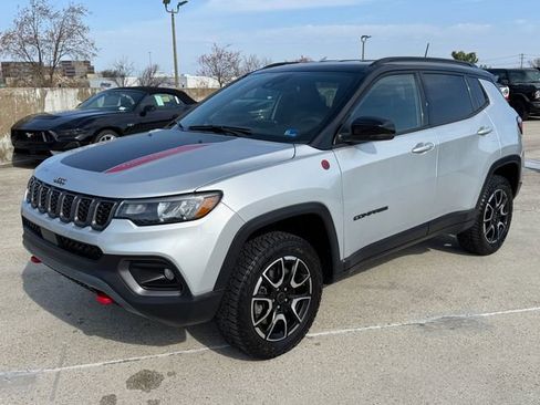 Used 2025 Jeep Compass Trailhawk image 12