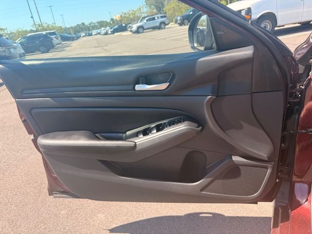 Used 2025 Nissan Altima 2.5 SV FWD image 7