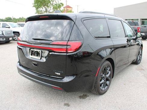 Used 2025 Chrysler Pacifica Limited FWD image 5