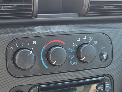 Used 2004 Chrysler Sebring LX FWD image 26