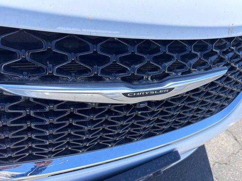 Used 2024 Chrysler Pacifica Limited FWD image 8