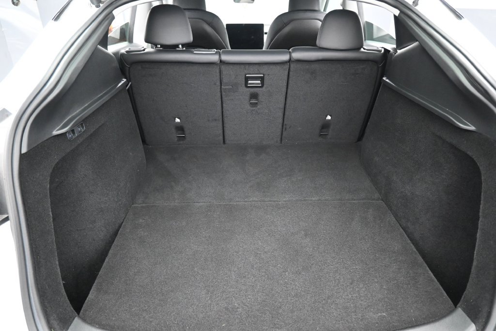 Used 2024 Tesla Model Y 2WD image 32