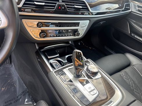 Used 2018 BMW 750i xDrive image 30