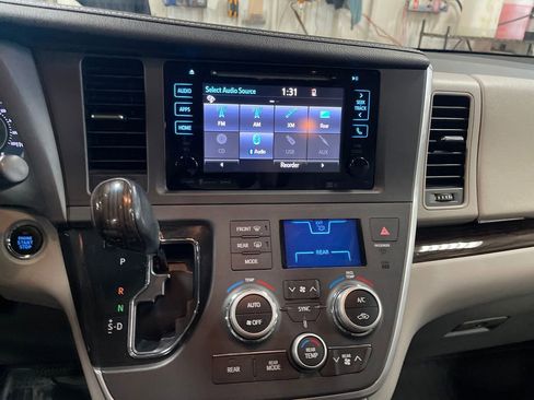 Certified 2017 Toyota Sienna XLE Premium AWD/4WD image 18