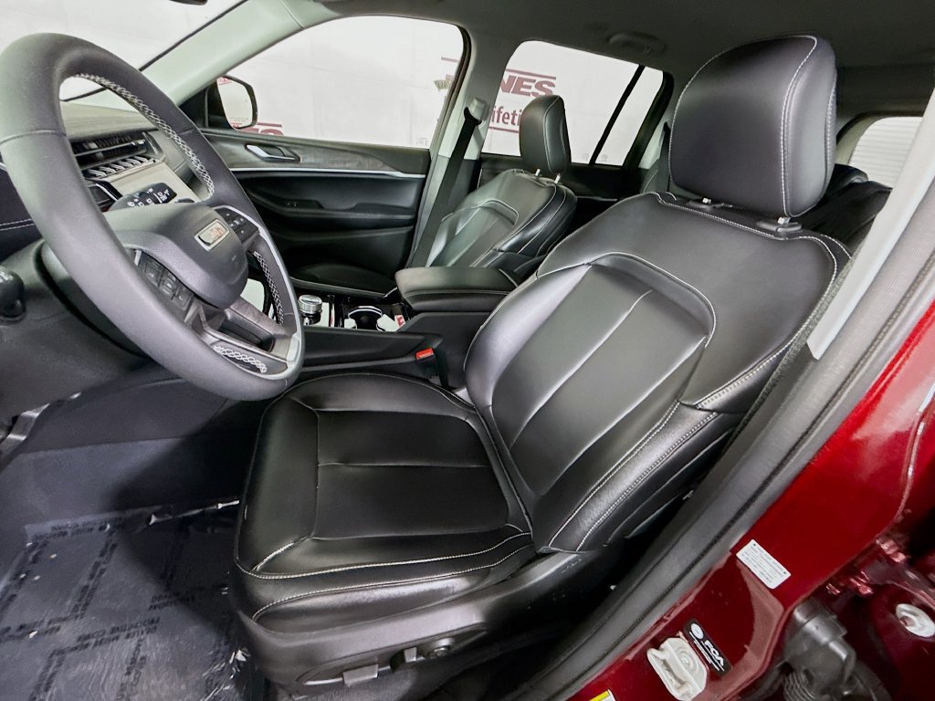 Used 2023 Jeep Grand Cherokee Limited w/ Black Appearance Package AWD/4WD image 26